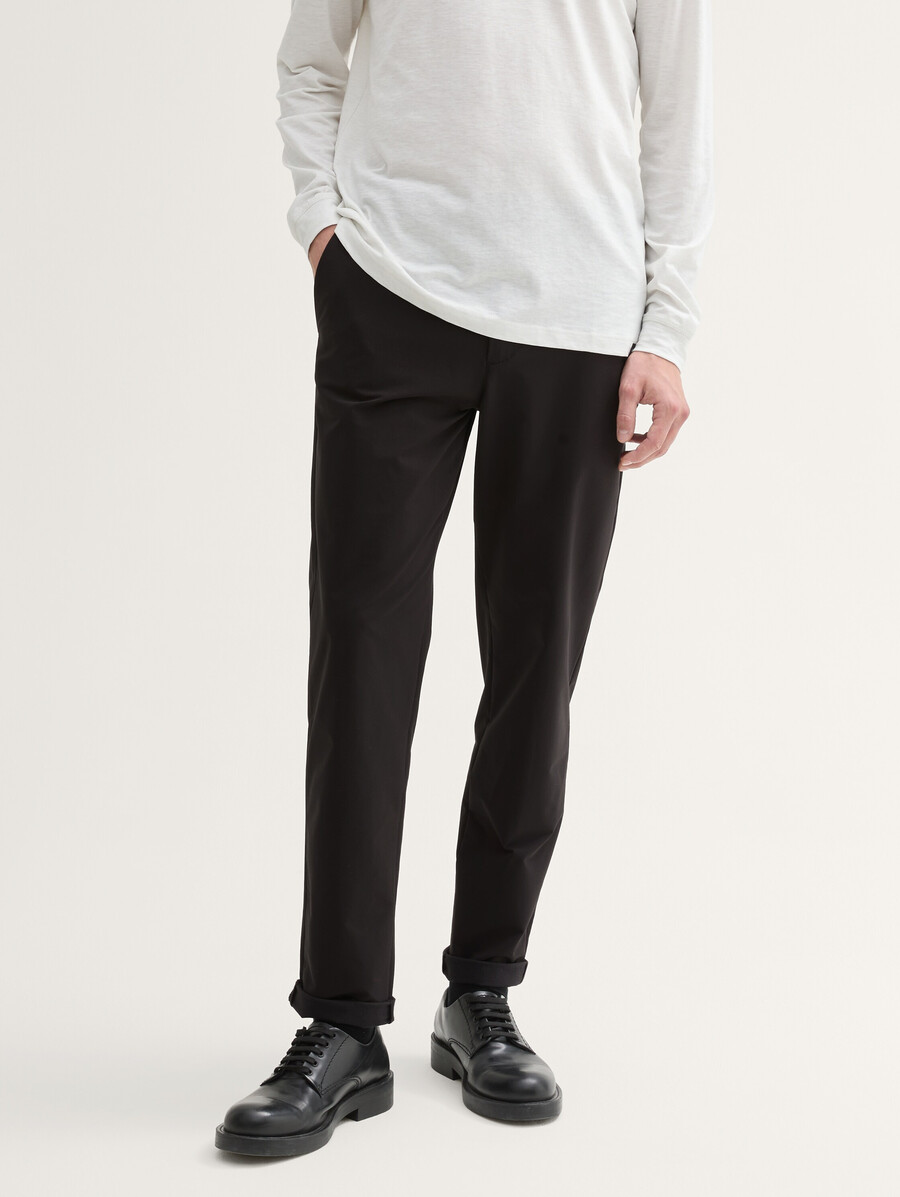 pantalones chinos técnicos de corte regular y cónico