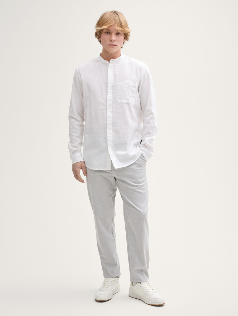 pantalones chinos de corte regular con cinturón