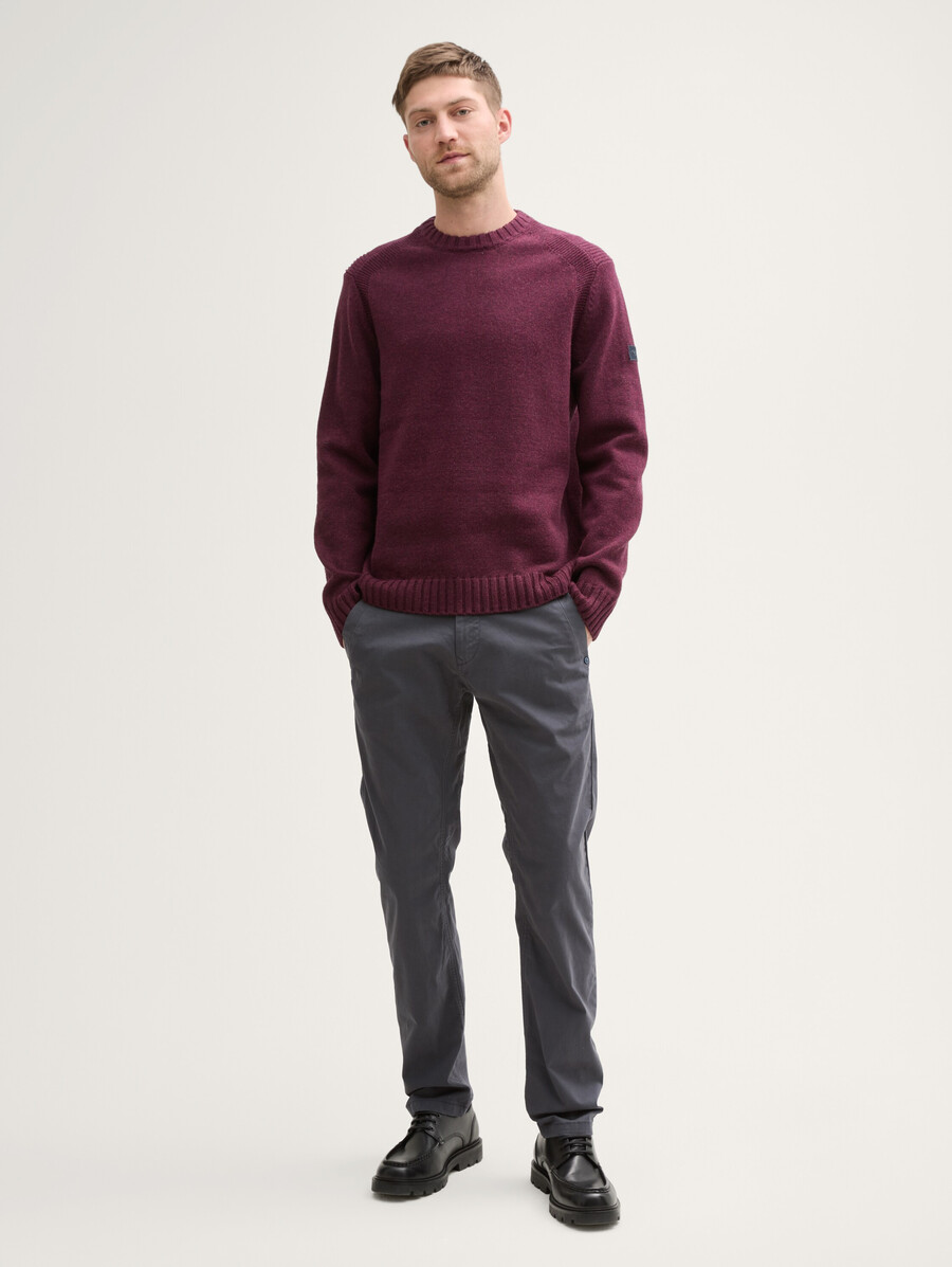 pantalones chinos cónicos