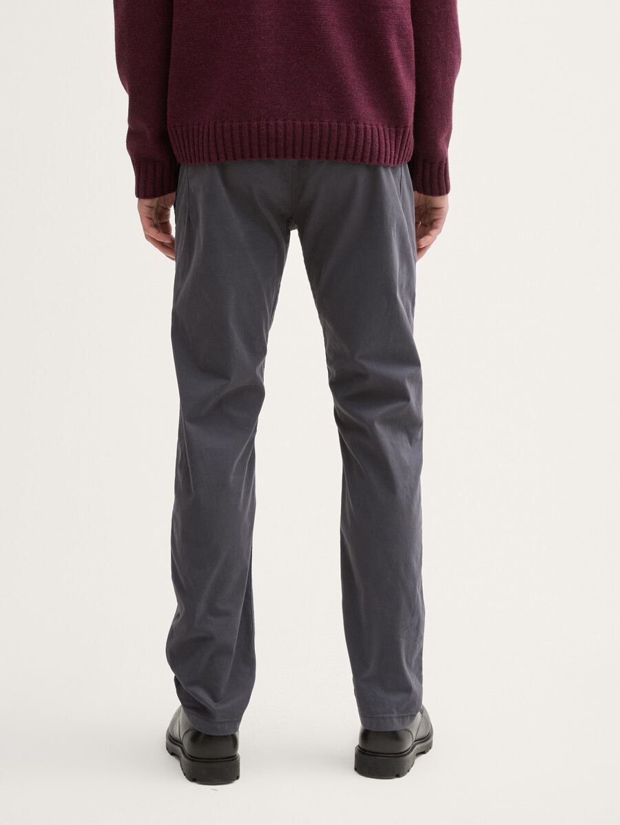 pantalones chinos cónicos