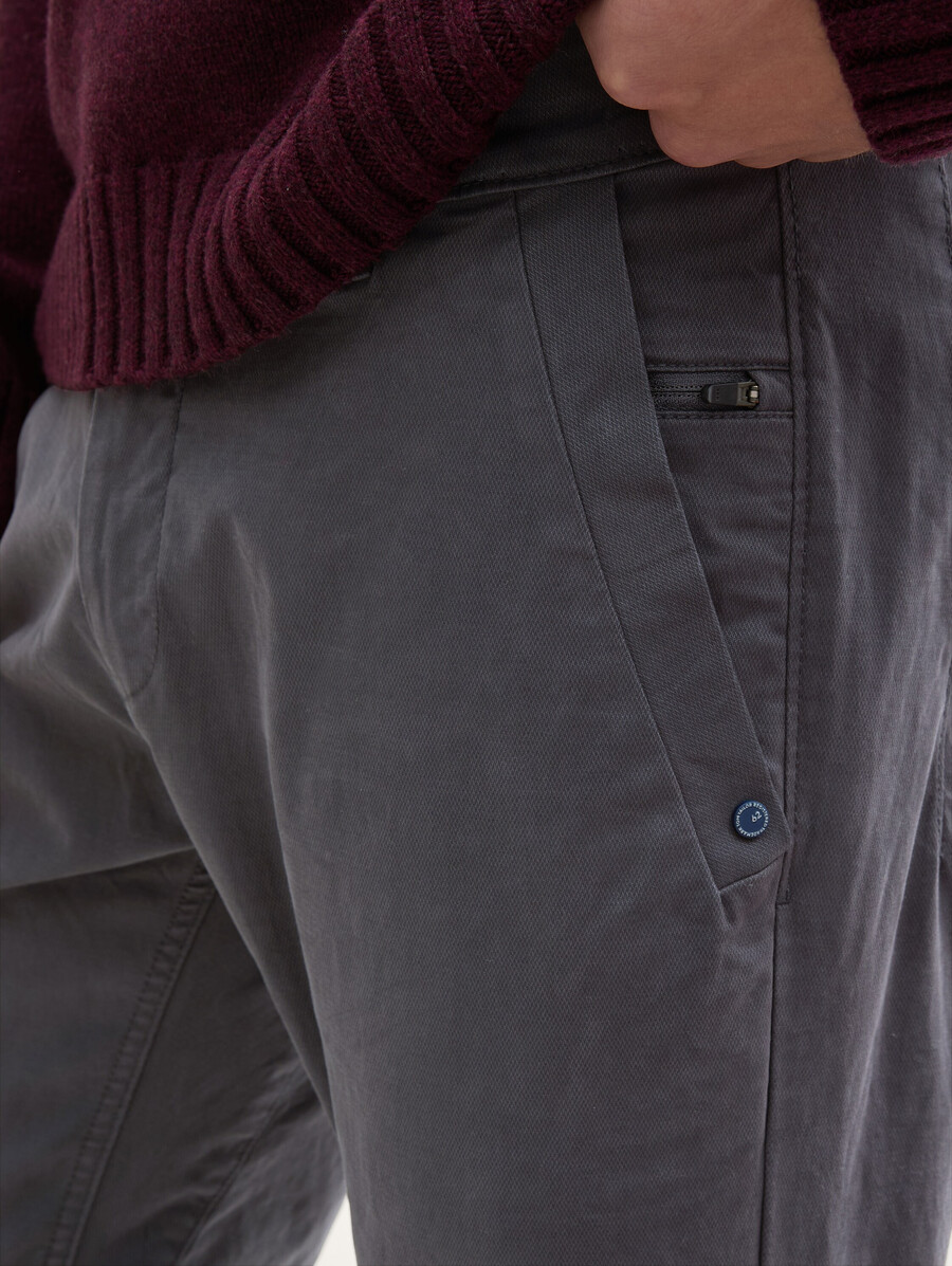 pantalones chinos cónicos
