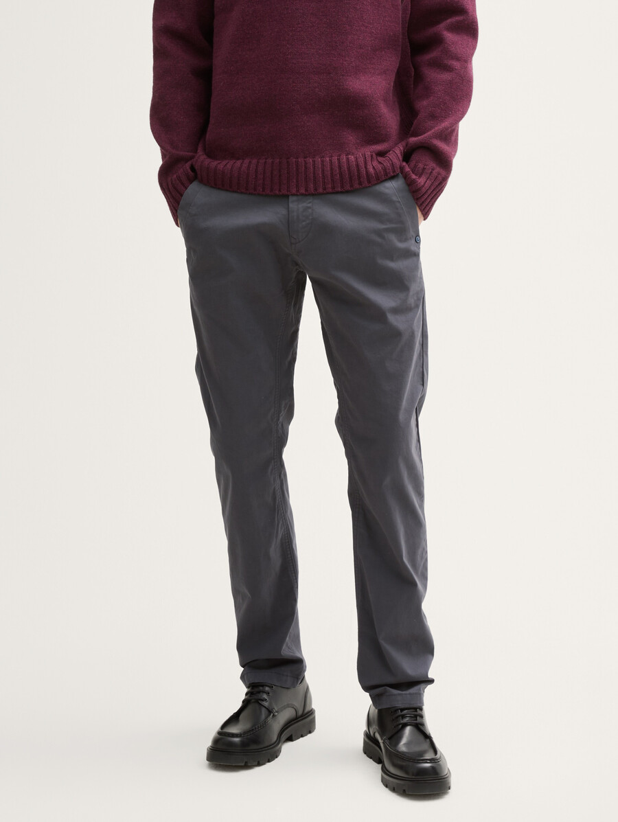 pantalones chinos cónicos