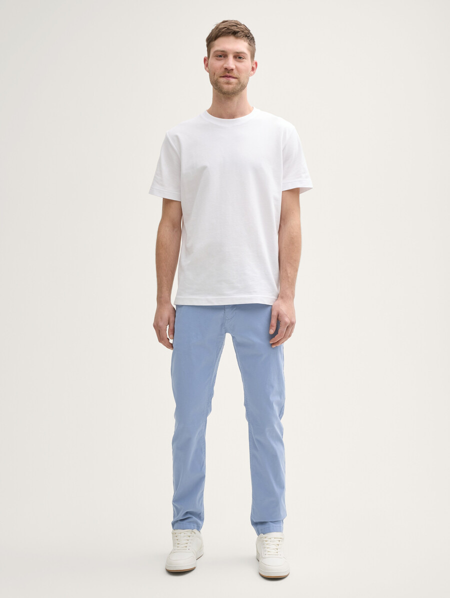 pantalones chinos cónicos
