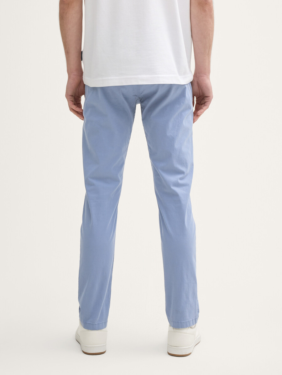 pantalones chinos cónicos