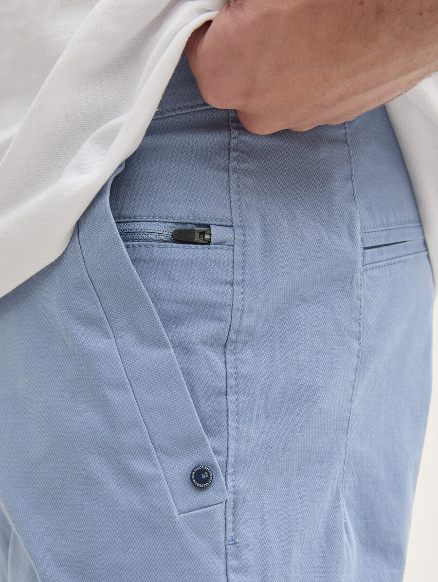 pantalones chinos cónicos