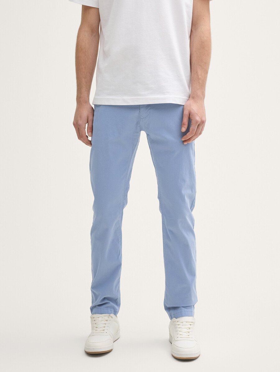 pantalones chinos cónicos