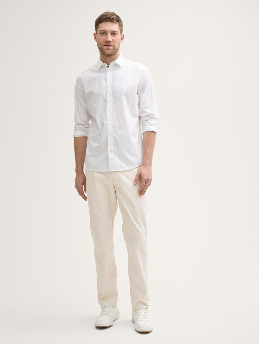 pantalones chinos ultraligeros de corte regular