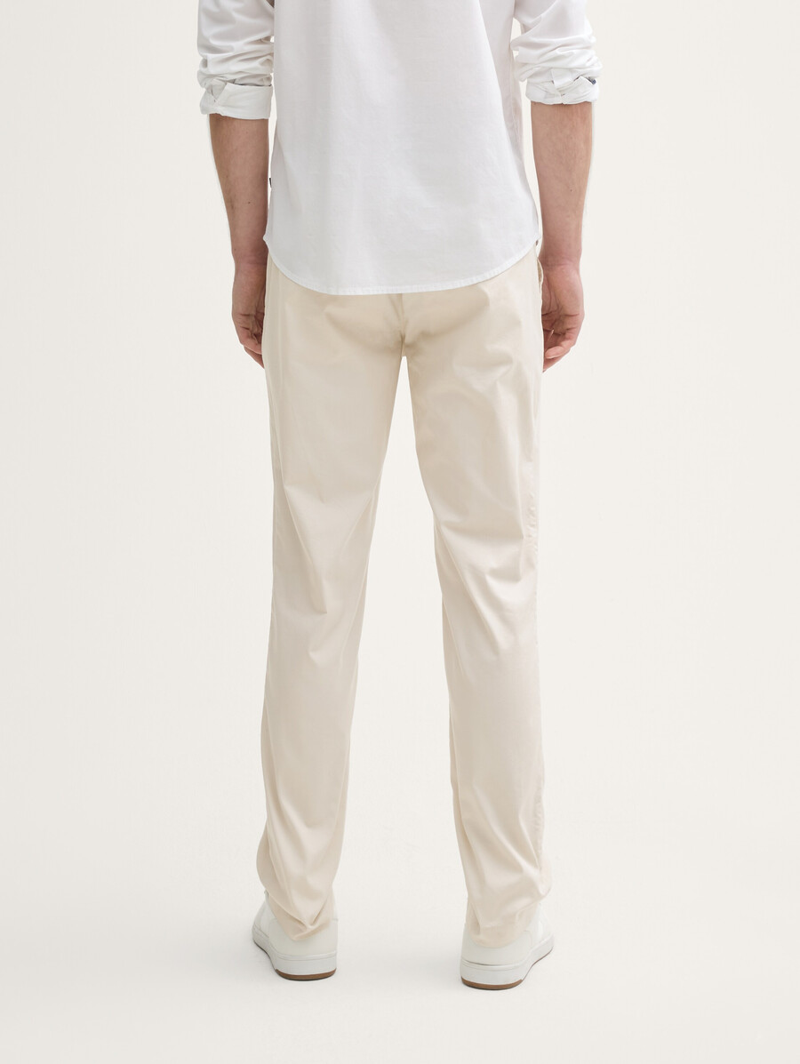 pantalones chinos ultraligeros de corte regular