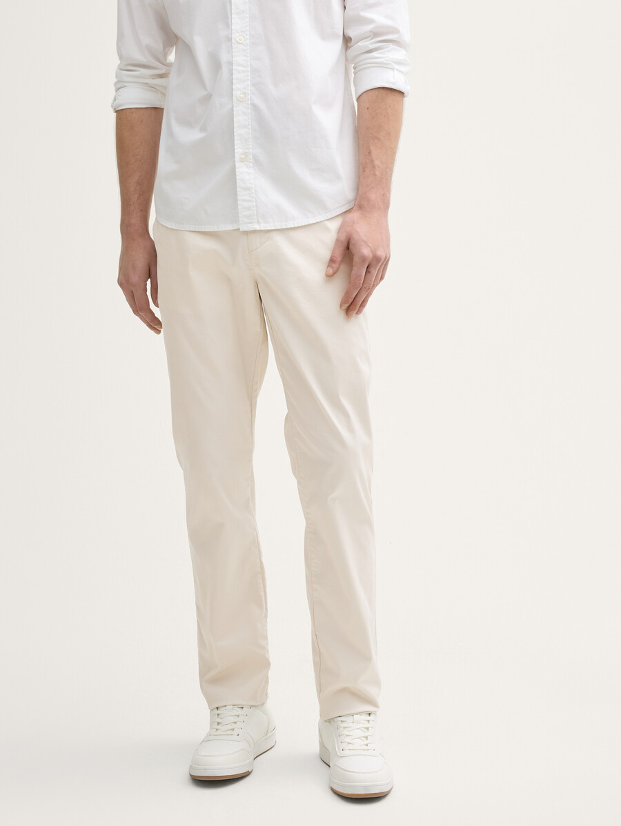 pantalones chinos ultraligeros de corte regular