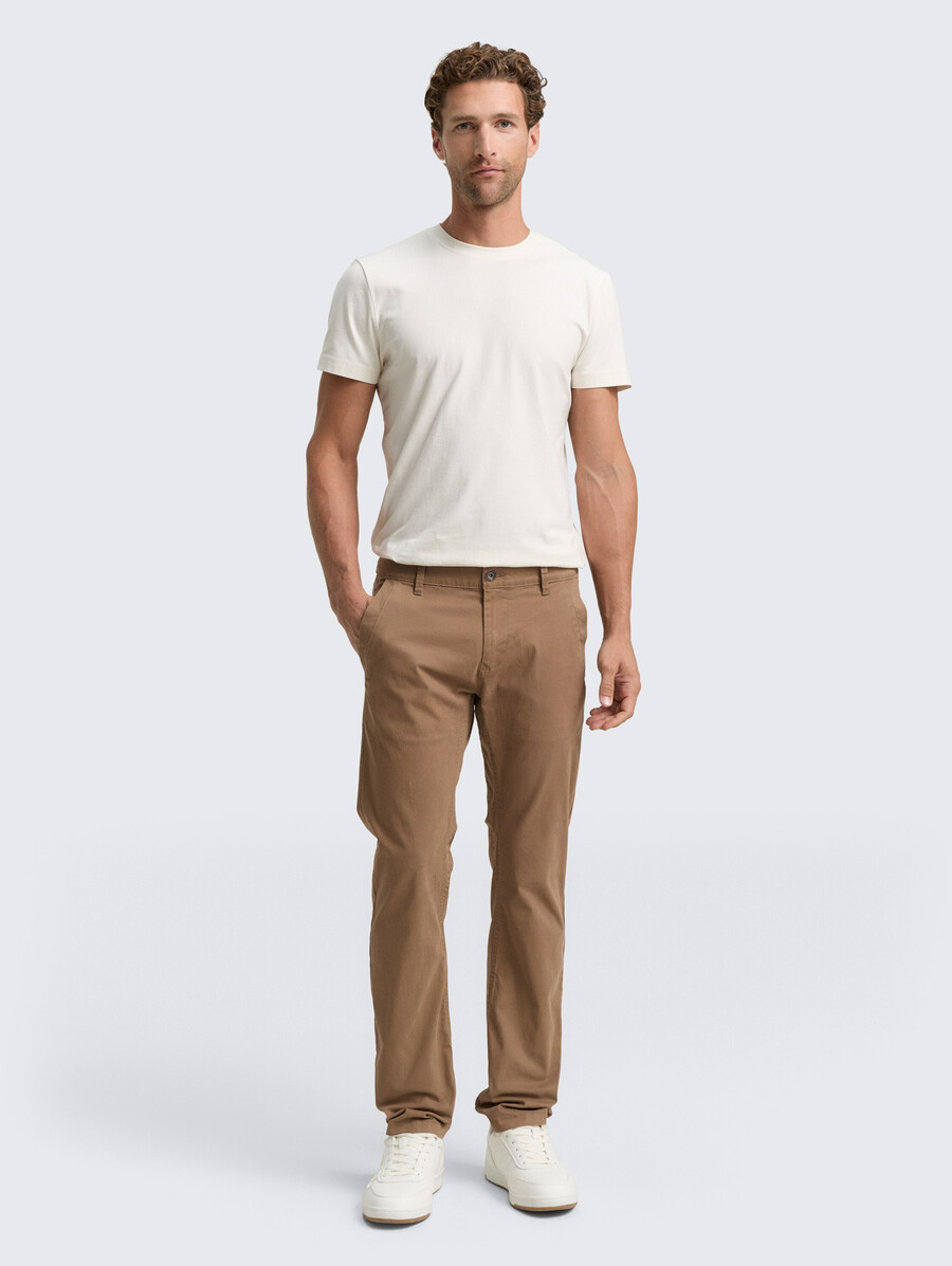 pantalones chinos cónicos