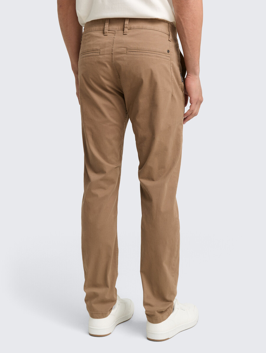 pantalones chinos cónicos