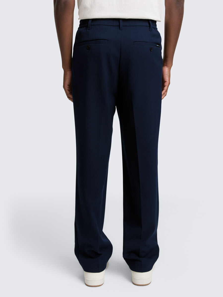 pantalones chinos holgados con pliegue