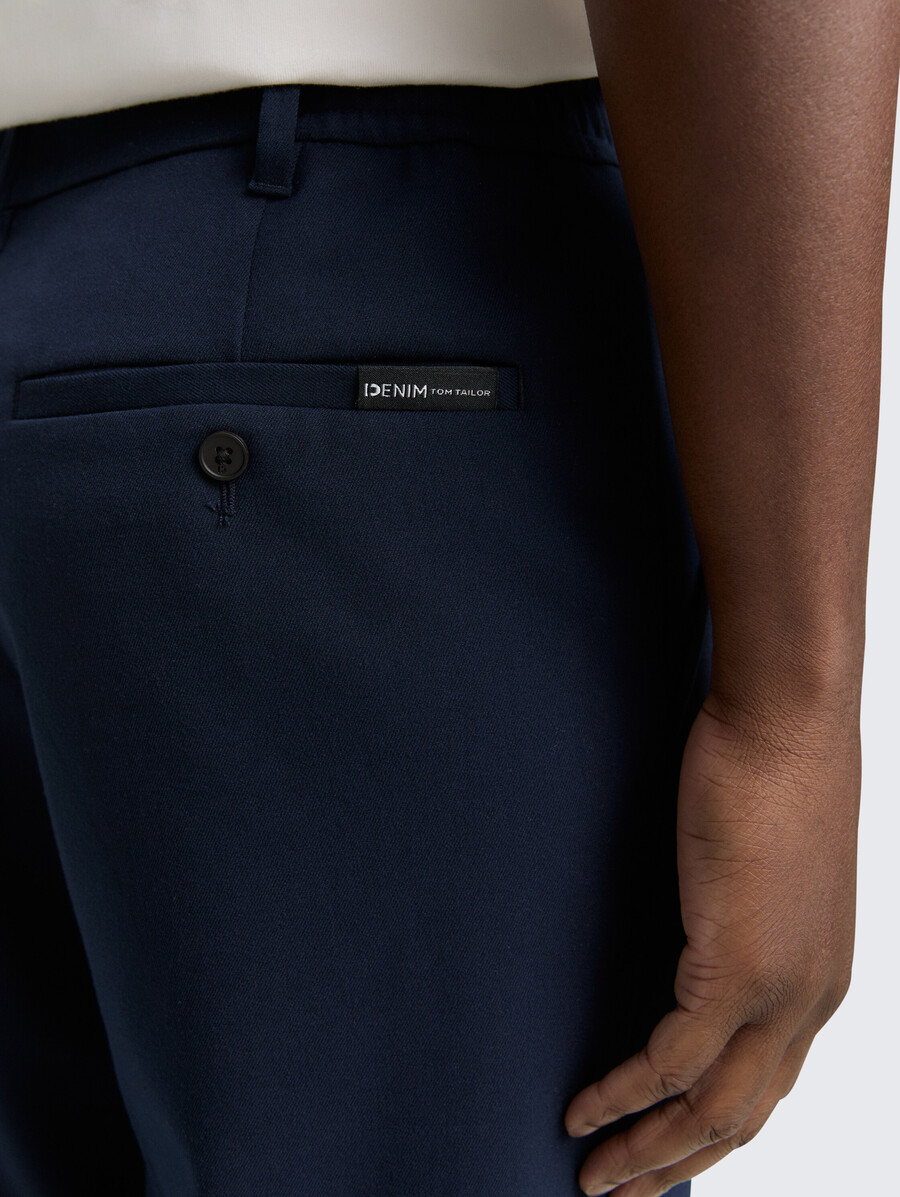 pantalones chinos holgados con pliegue