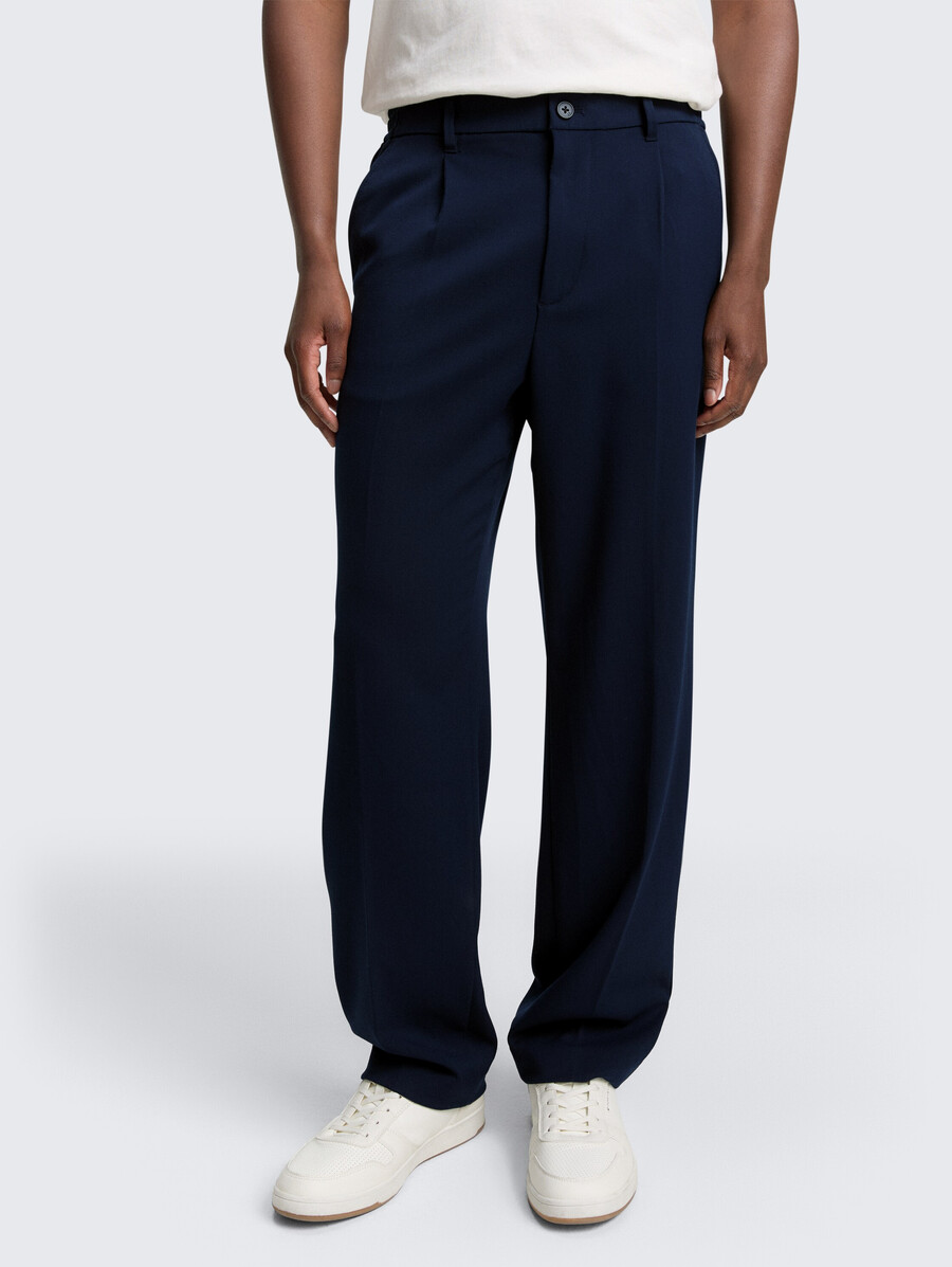pantalones chinos holgados con pliegue