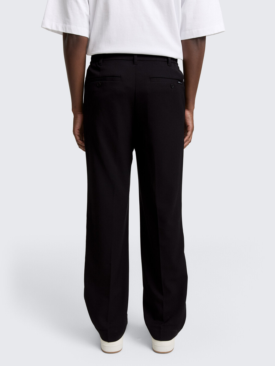 pantalones chinos holgados con pliegue