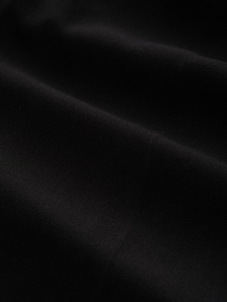 pantalones chinos holgados con pliegue