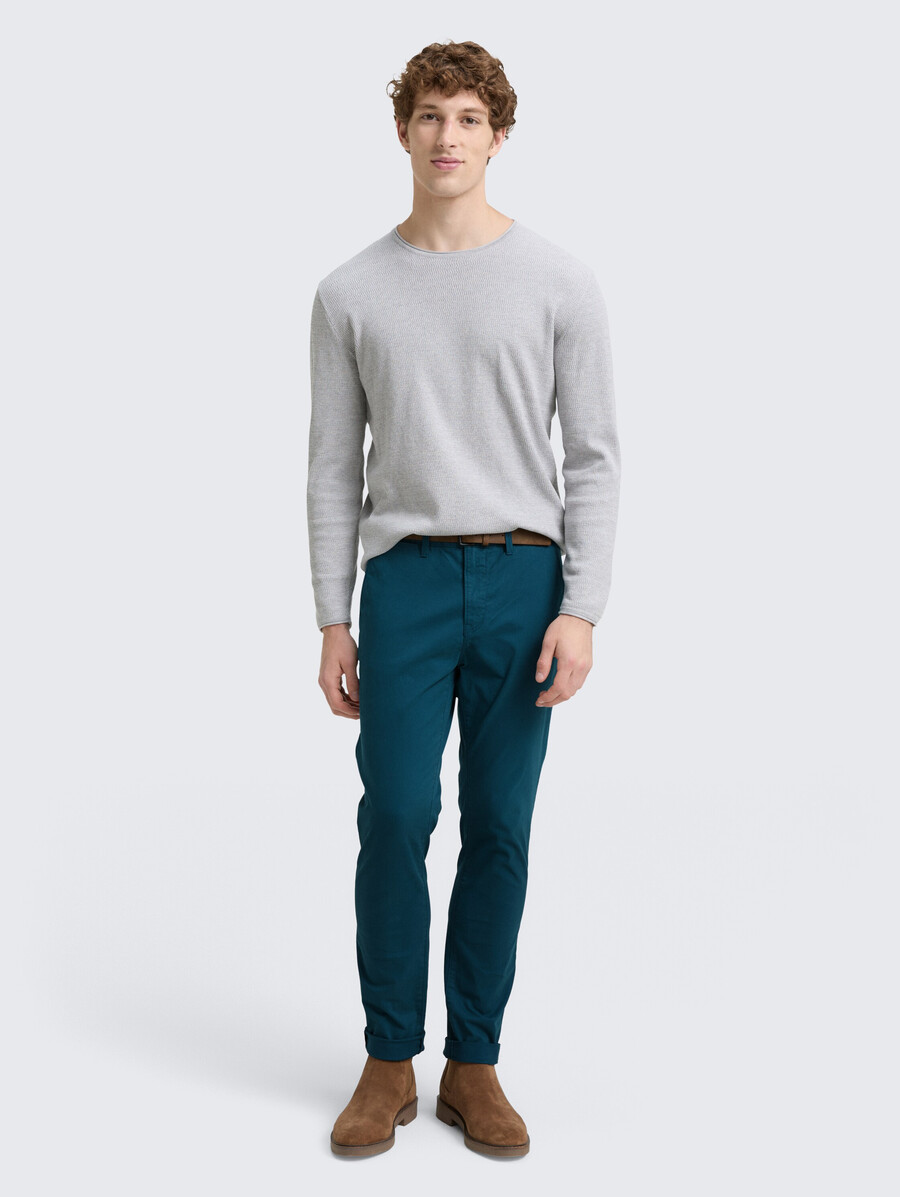 pantalones chinos ajustados con cinturón