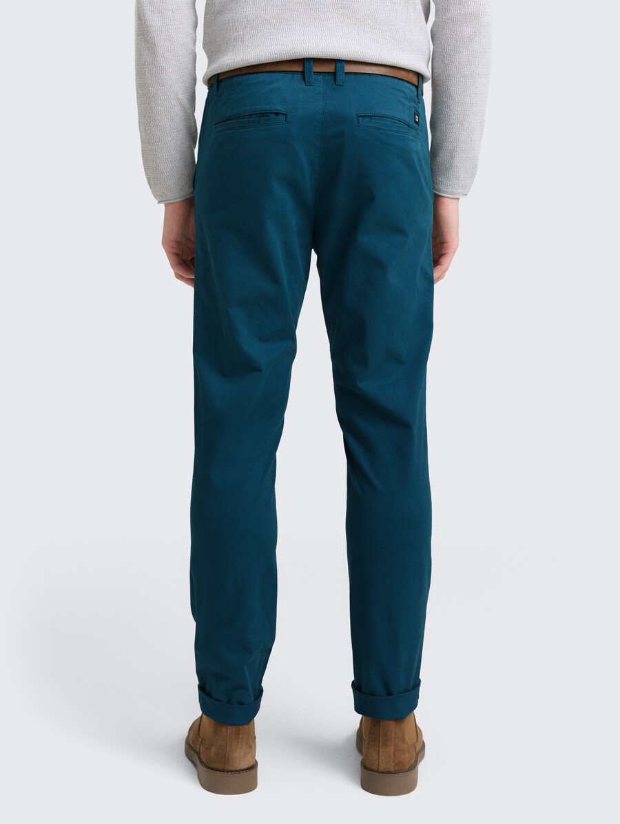 pantalones chinos ajustados con cinturón