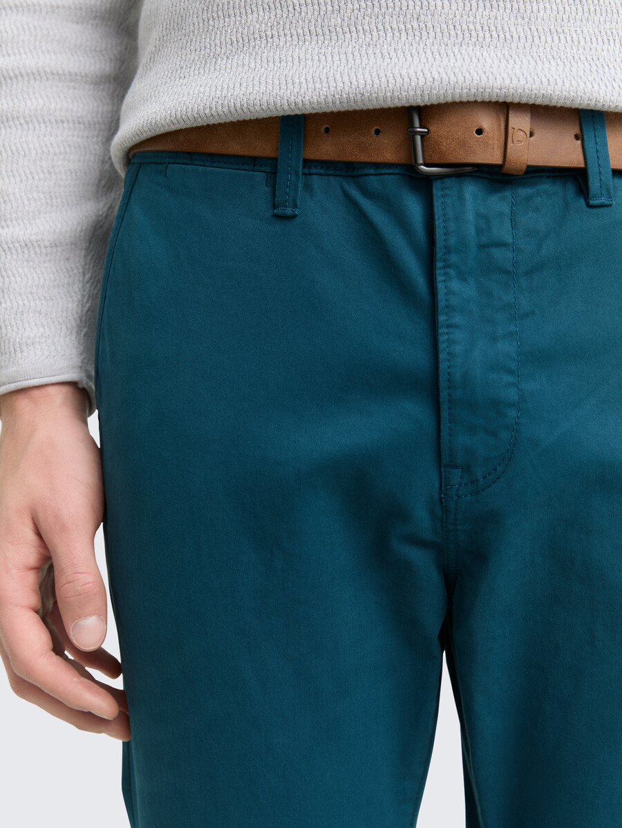 pantalones chinos ajustados con cinturón