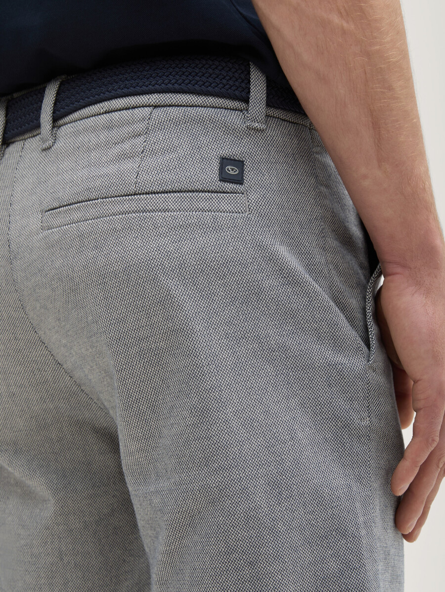 pantalones cortos chinos ajustados y elásticos con cinturón