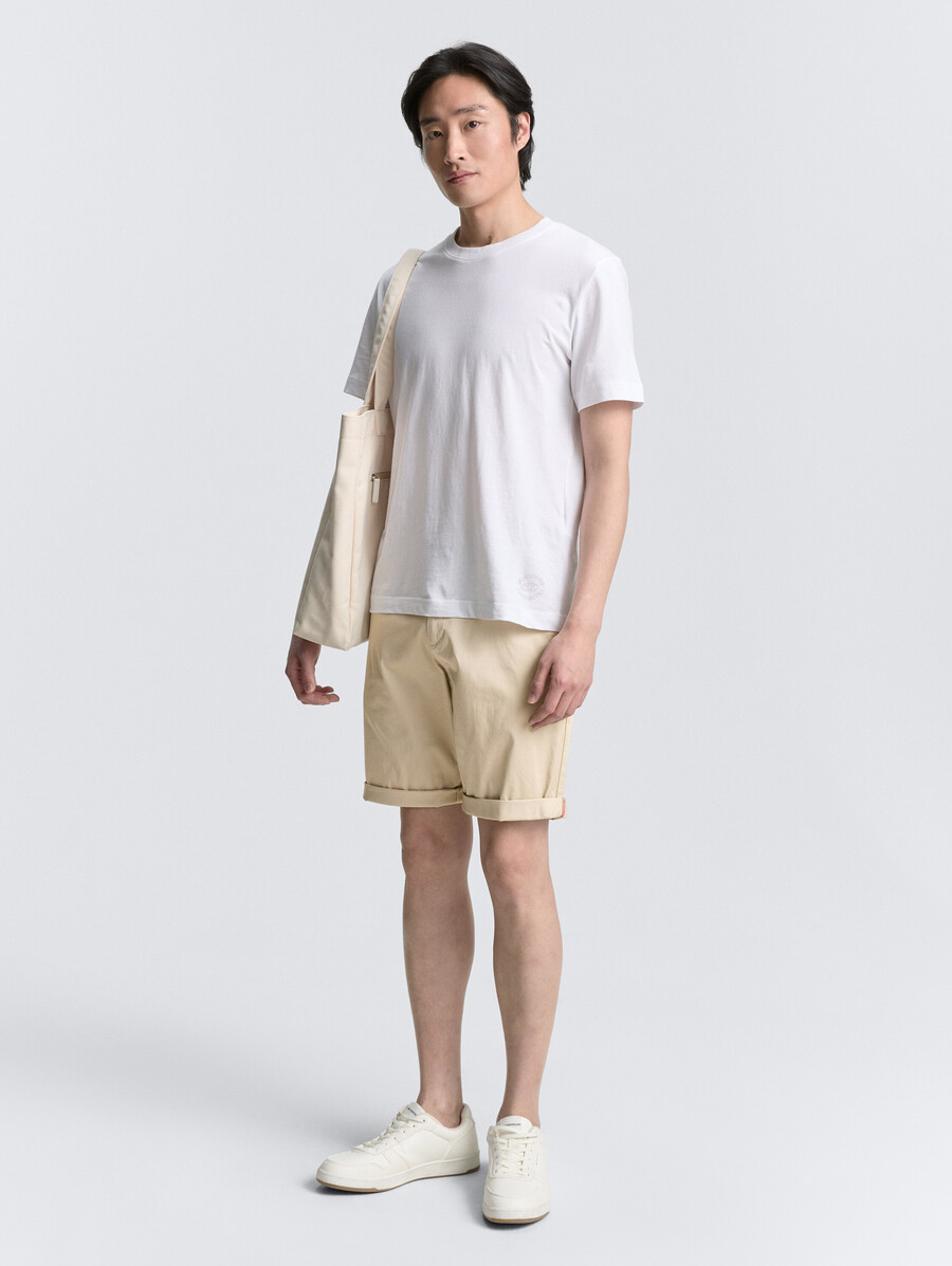 pantalones cortos chinos ligeros y regulares