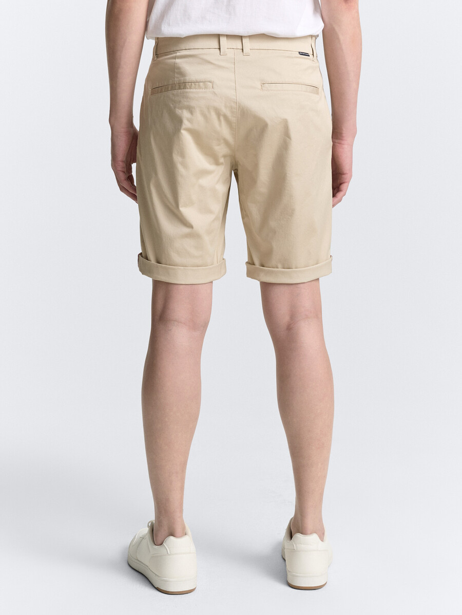 pantalones cortos chinos ligeros y regulares