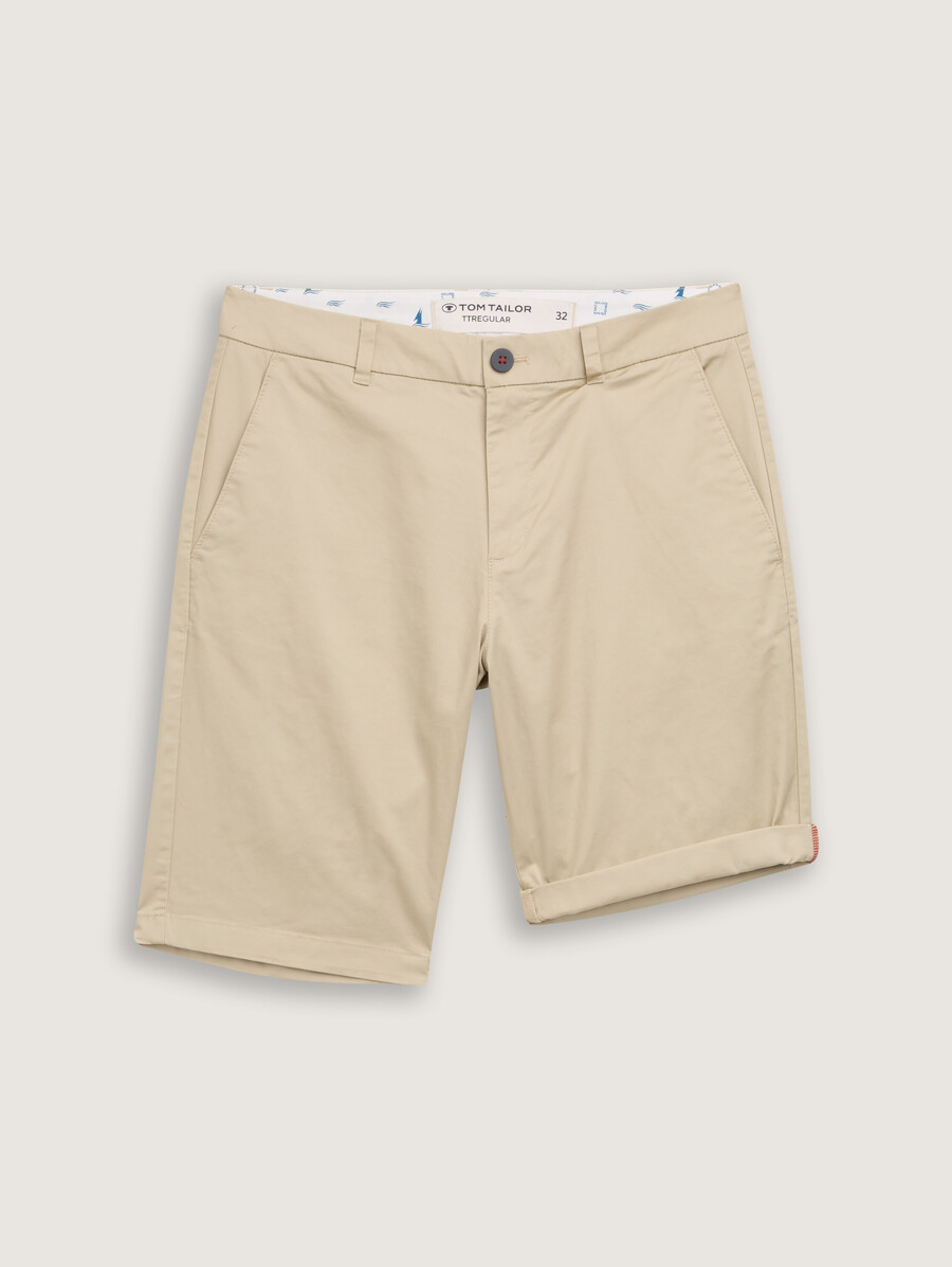 pantalones cortos chinos ligeros y regulares