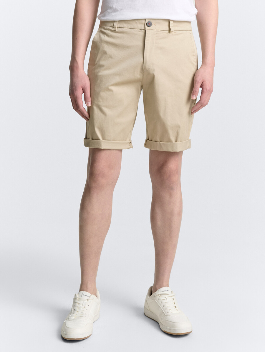 pantalones cortos chinos ligeros y regulares