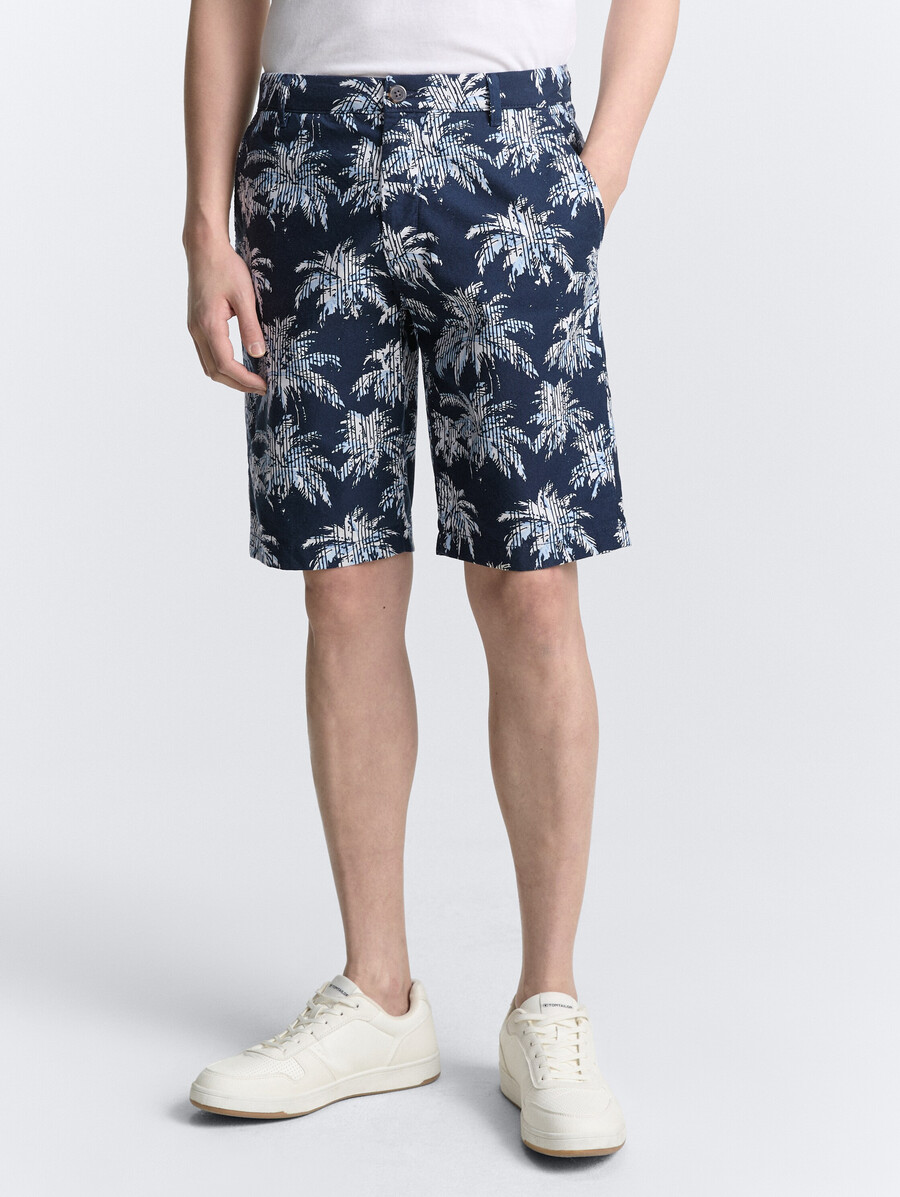 pantalones cortos chinos regulares con estampado de palmeras
