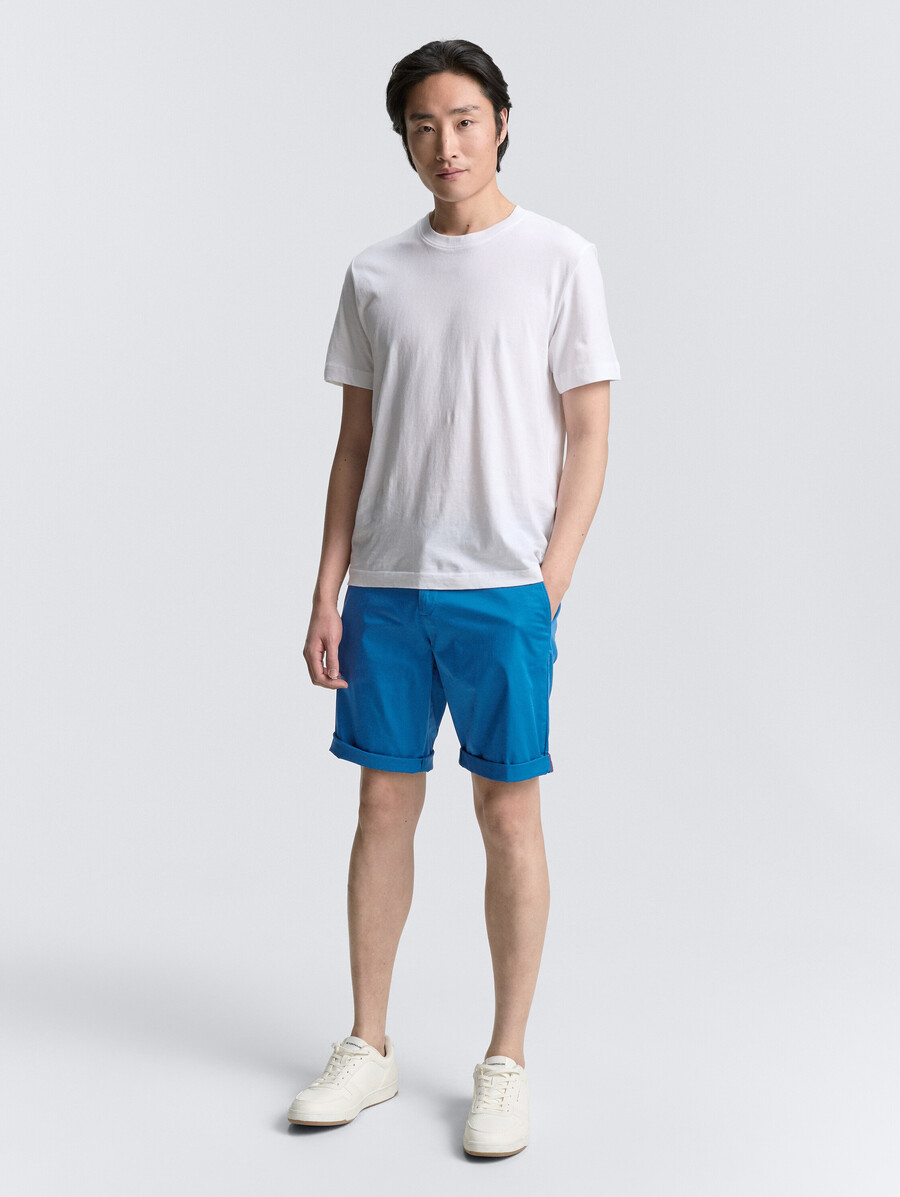 pantalones cortos chinos ligeros y regulares