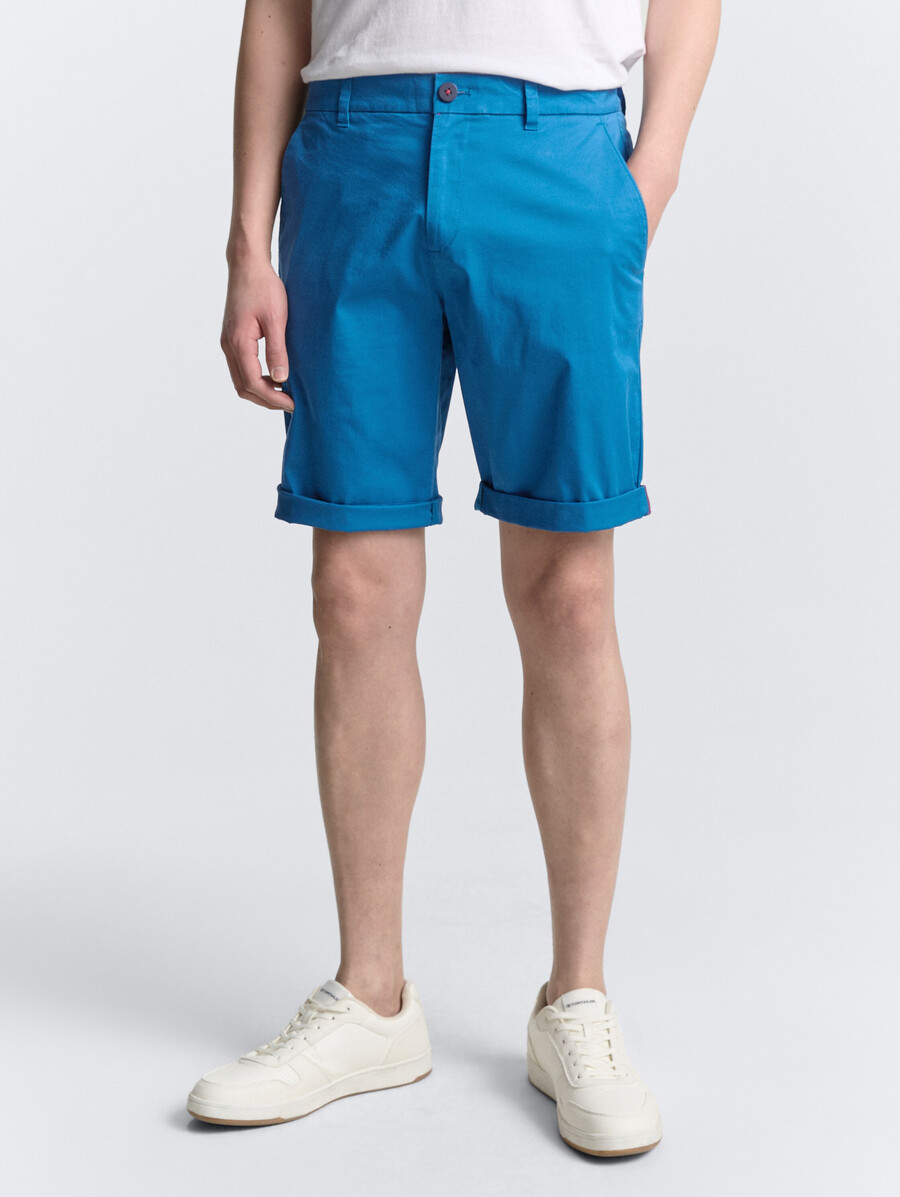 pantalones cortos chinos ligeros y regulares