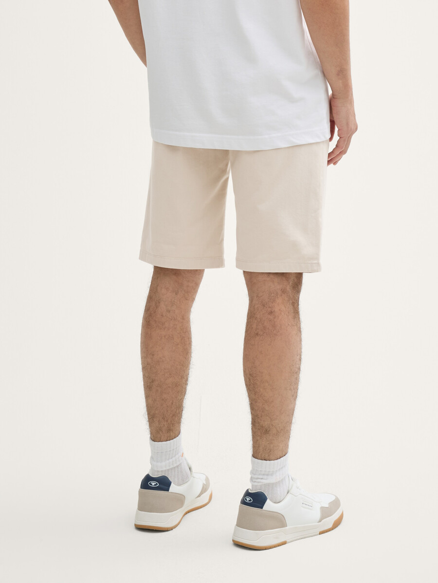 pantalones cortos chinos ajustados