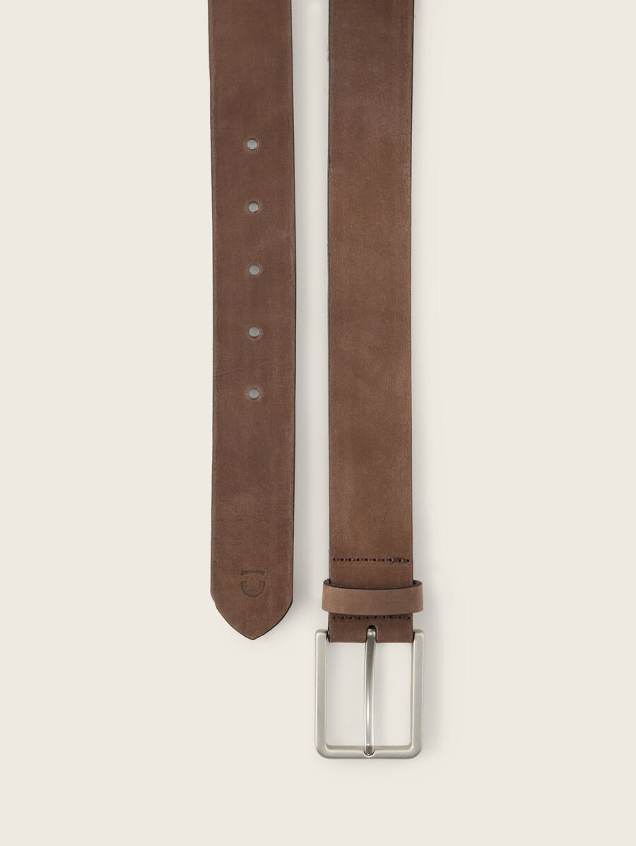 cinturón de cuero con hebilla cuadrada