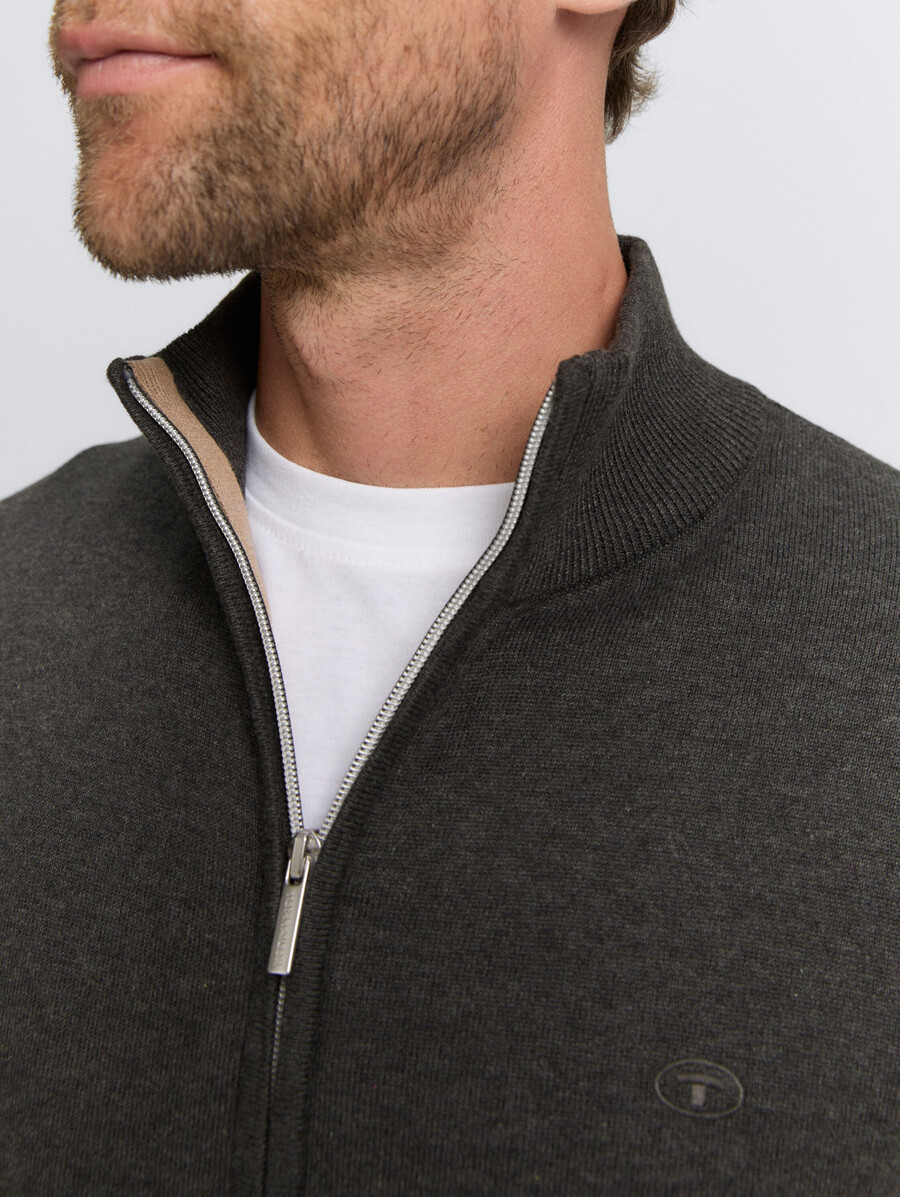 cárdigan con cuello alto