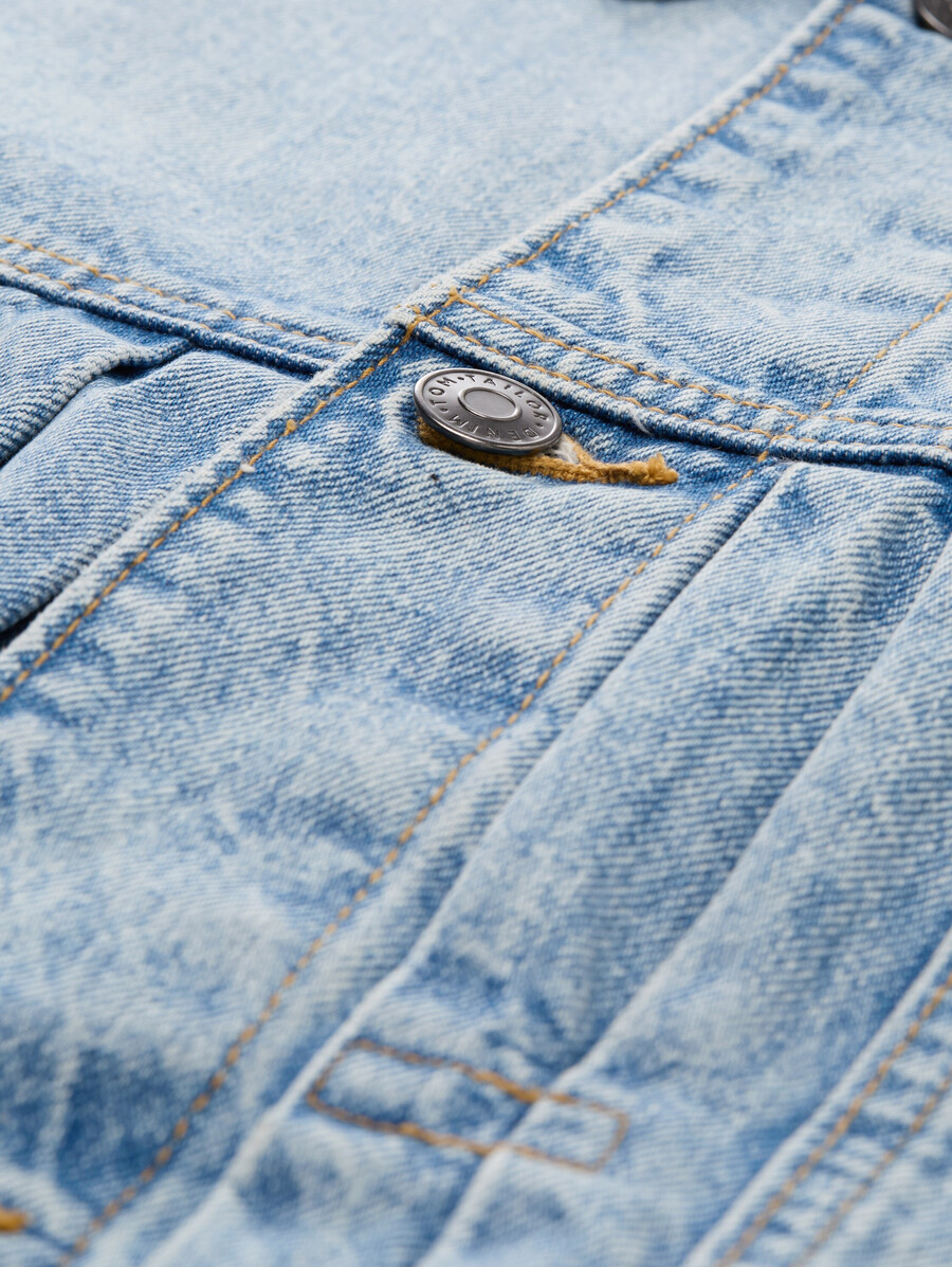 chaqueta vaquera de corte relajado con bolsillos en el pecho