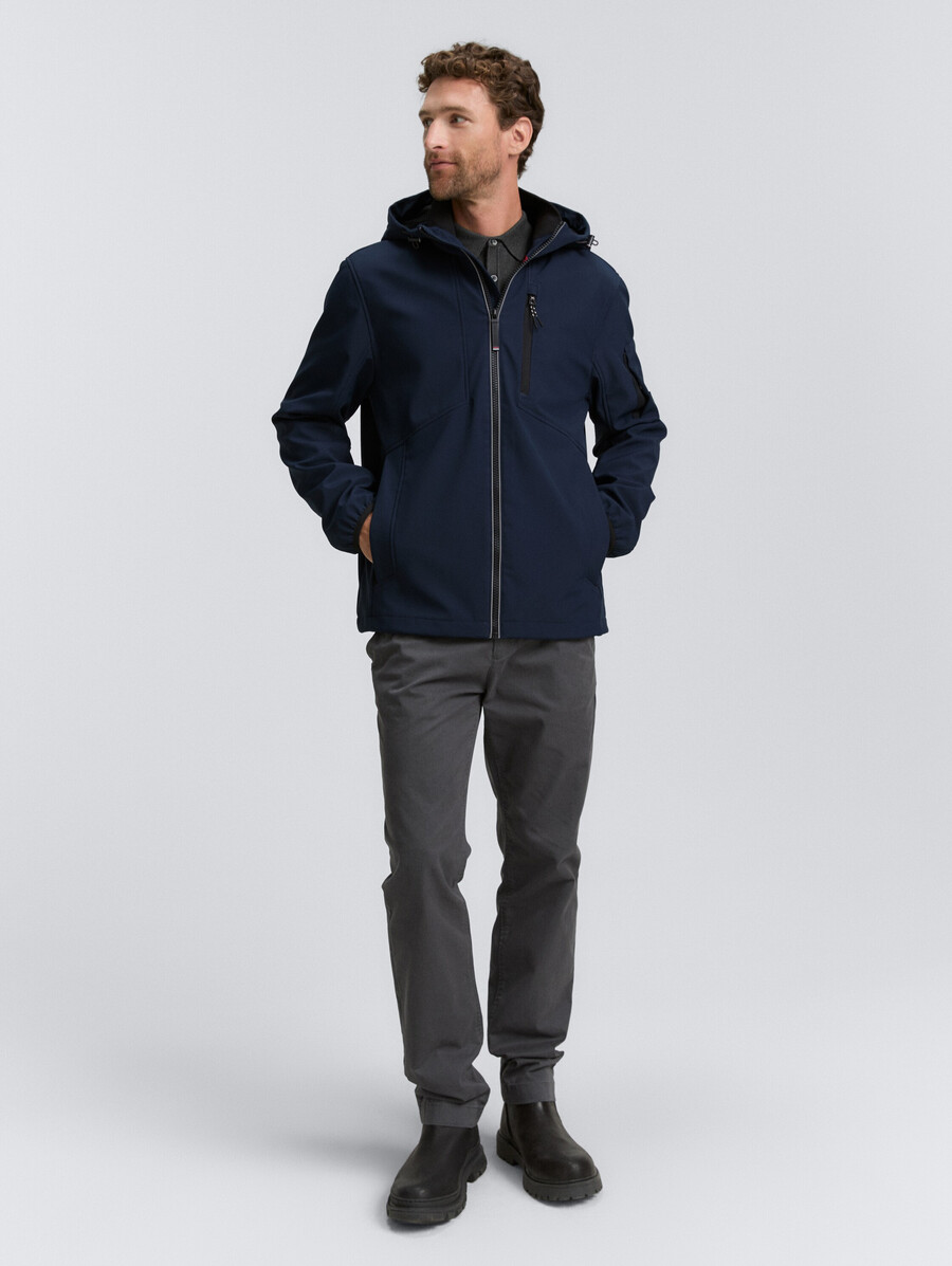chaqueta softshell con capucha