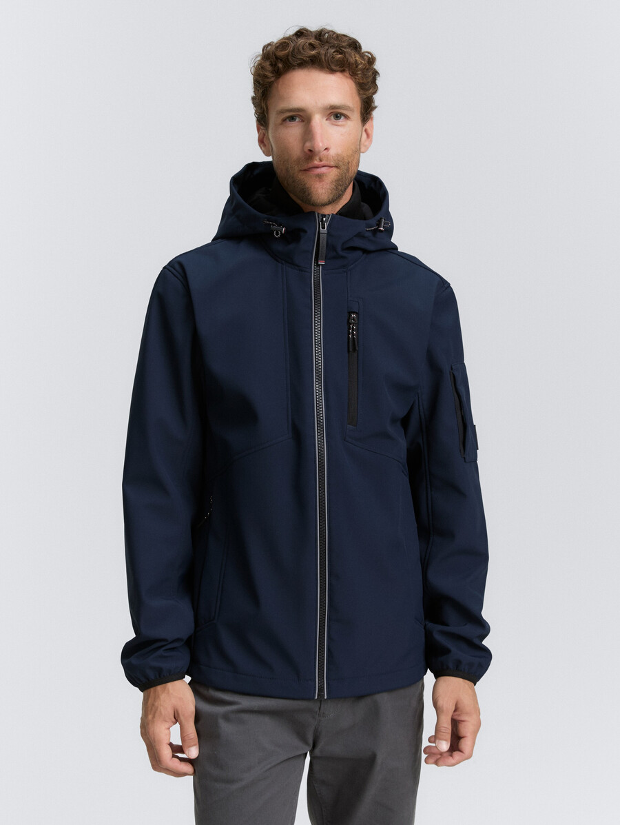 chaqueta softshell con capucha