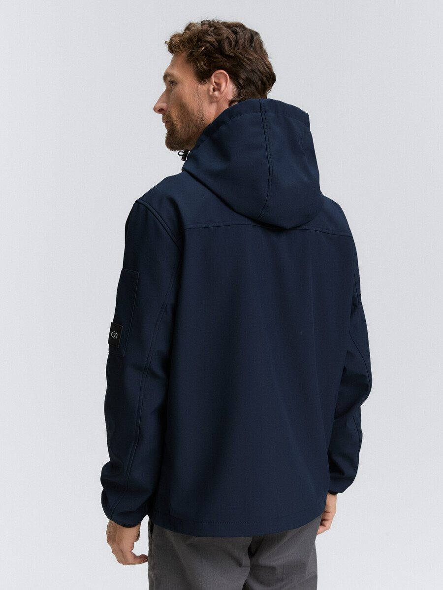 chaqueta softshell con capucha