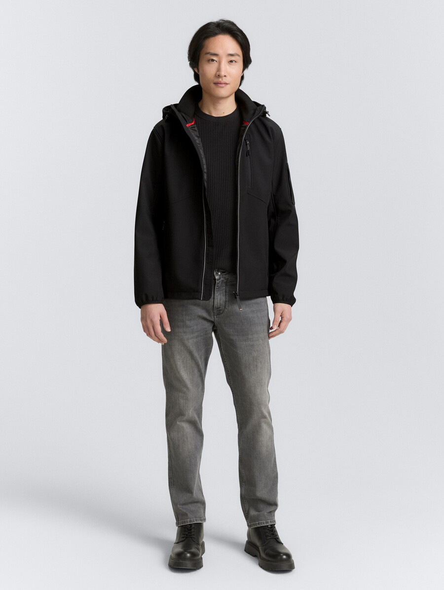 chaqueta softshell con capucha