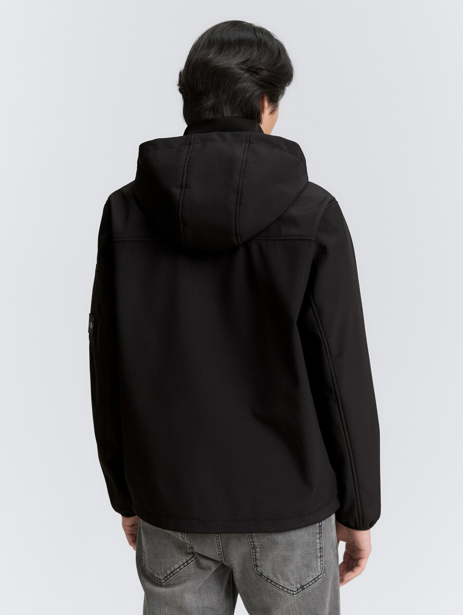 chaqueta softshell con capucha