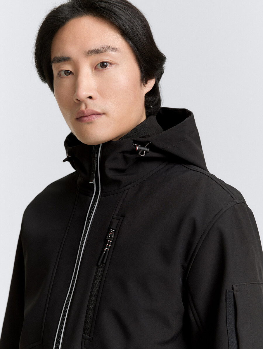 chaqueta softshell con capucha
