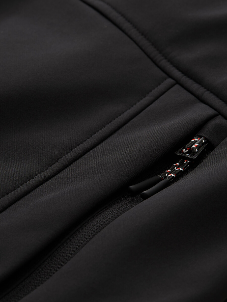 chaqueta softshell con capucha