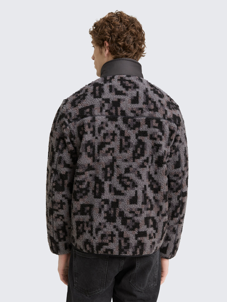 chaqueta de peluche con cuello alto