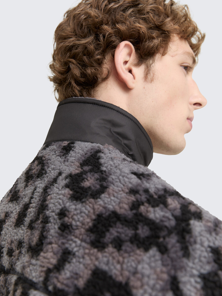 chaqueta de peluche con cuello alto