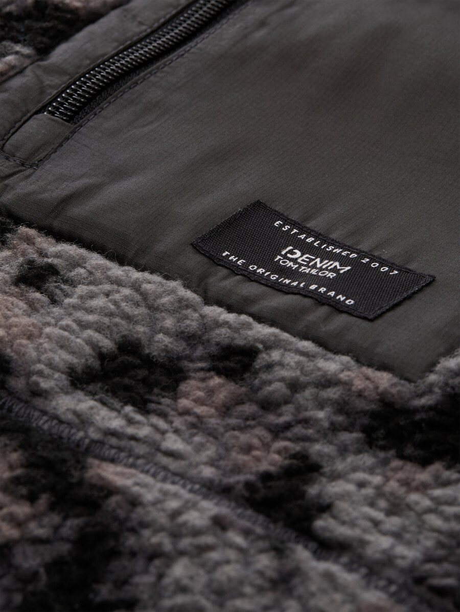 chaqueta de peluche con cuello alto