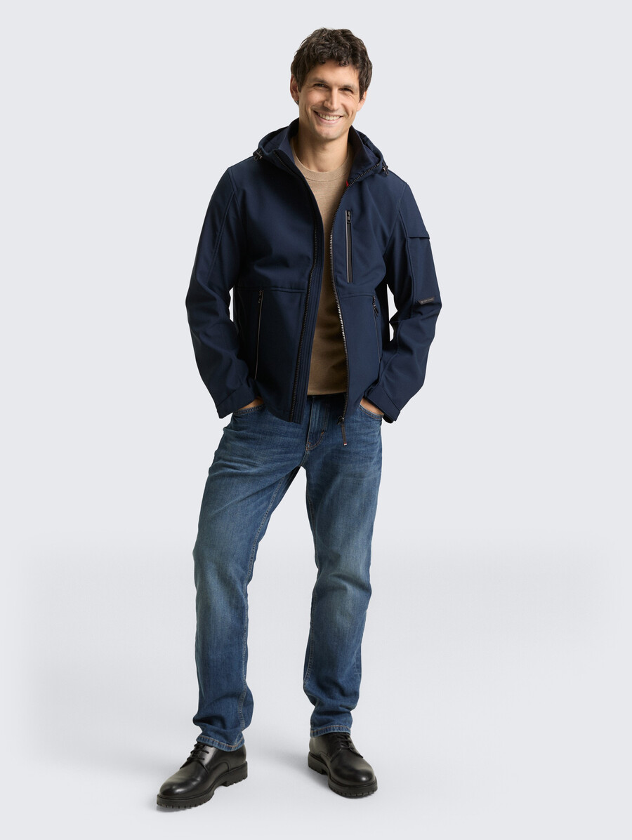 chaqueta softshell con capucha
