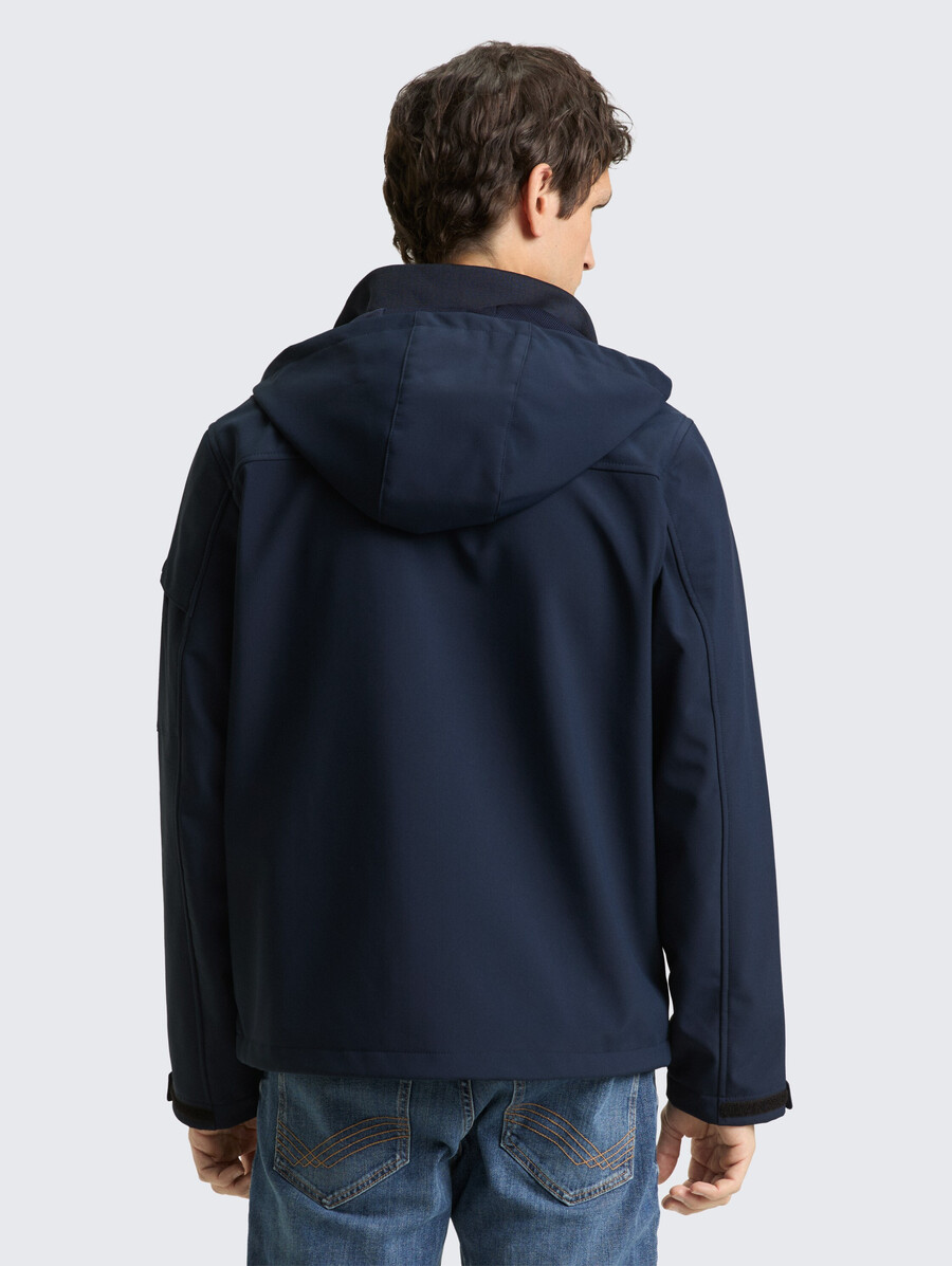 chaqueta softshell con capucha