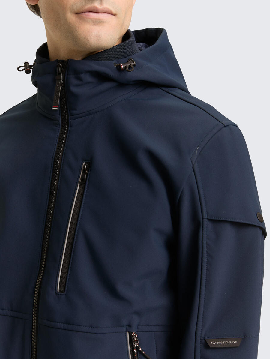 chaqueta softshell con capucha