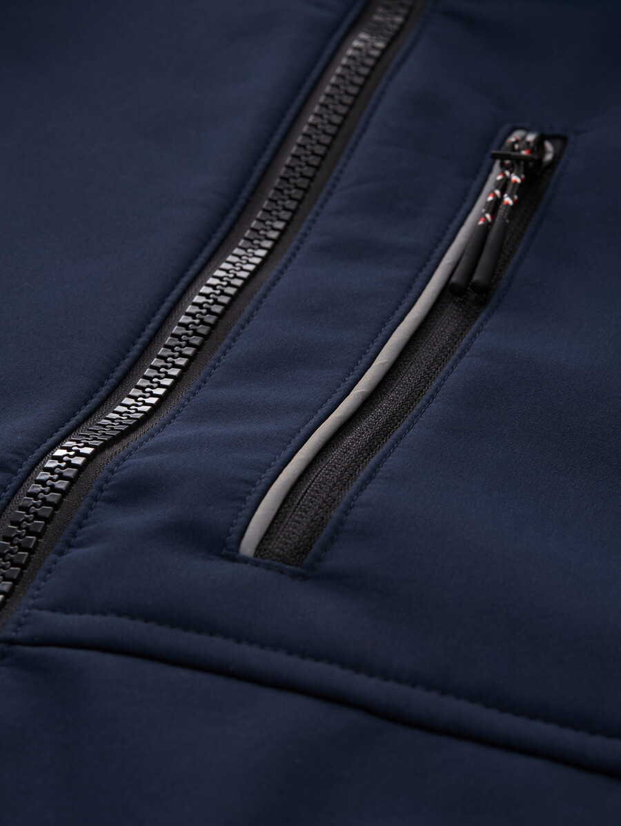 chaqueta softshell con capucha