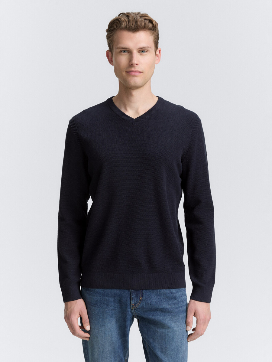 jersey de punto con cuello de pico de algodón orgánico.